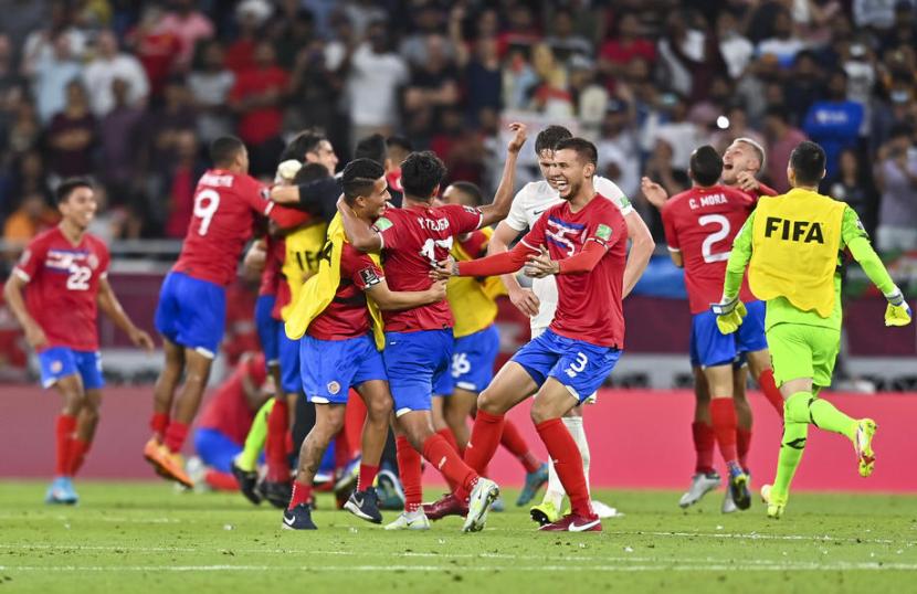Para pemain Kosta Rika merayakan keberhasilan lolos ke Piala Dunia 2022 setelah mengalahkan Selandia Baru 1-0.