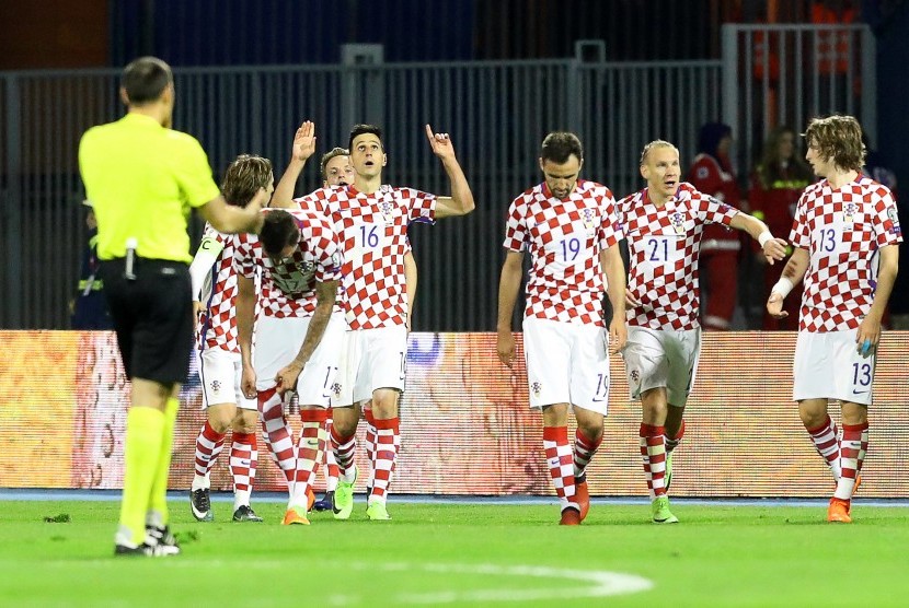 Para pemain Kroasia merayakan gol Nicola Kalinic (tengah) pada laga Kualifikasi Piala Dunia 2018 lawan Ukraina di Zagreb, Jumat (24/3). Kroasia menang 1-0.