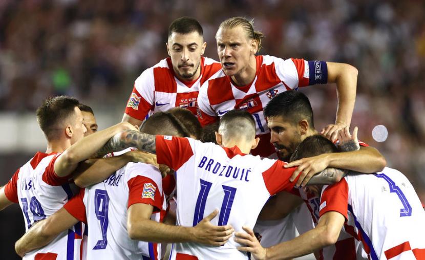Para pemain Kroasia merayakan gol penyeimbang ke gawang Prancis dalam pertandingan UEFA Nations League.