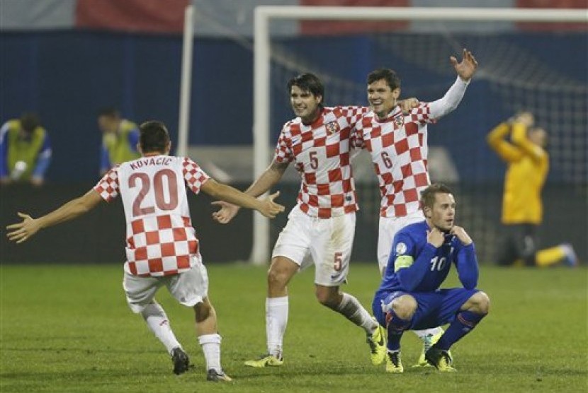 Para pemain Kroasia merayakan kelolosan ke Piala Dunia 2014 usai mengalahkan Islandia 2-0.