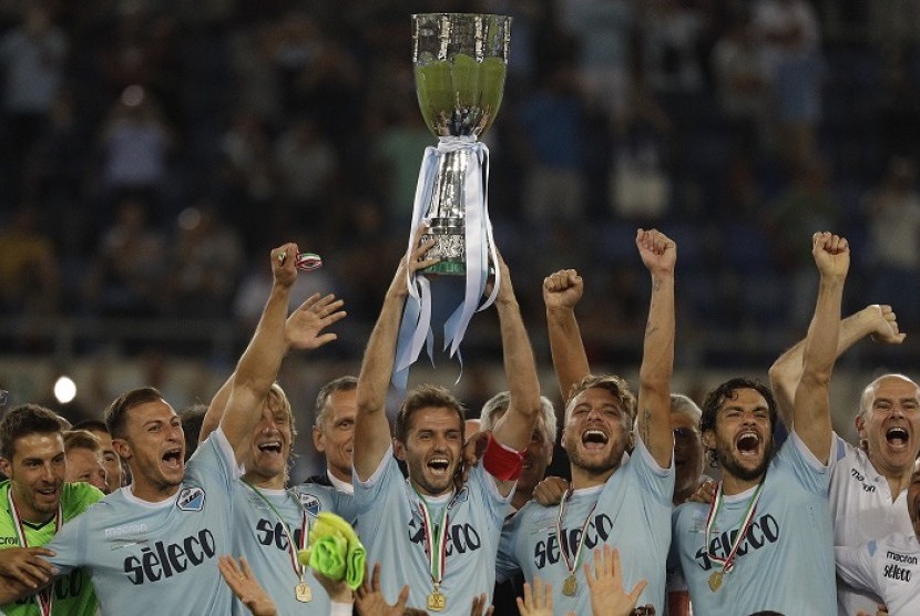 Para pemain Lazio berselebrasi setelah menaklukkan Juventus 3-2 pada laga Piala Super Italia, Senin (14/8) dini hari WIB.