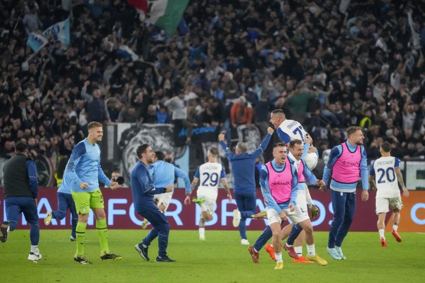 Para pemain Lazio melakukan selebrasi usai pertandingan sepak bola Serie A antara Roma dan Lazio, di Stadion Olimpiade Roma, Senin (7/11/2022). 
