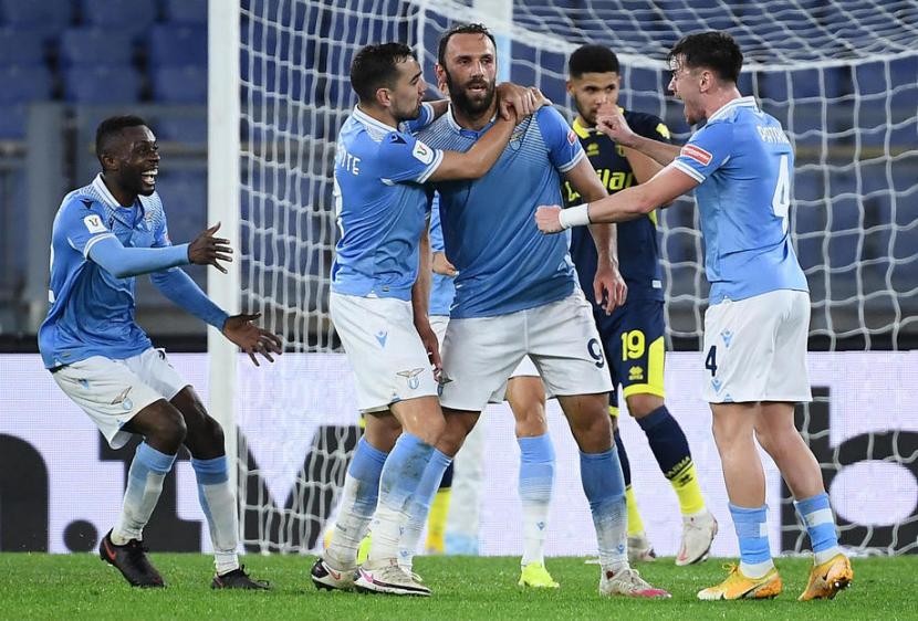 Para pemain Lazio merayakan gol bunuh diri pemain Parma dalam pertandingan Coppa Italia di Stadion Olimpico, Roma, Jumat (22/1) dini hari WIB. Lazio mengalahkan Parma 2-1.  
