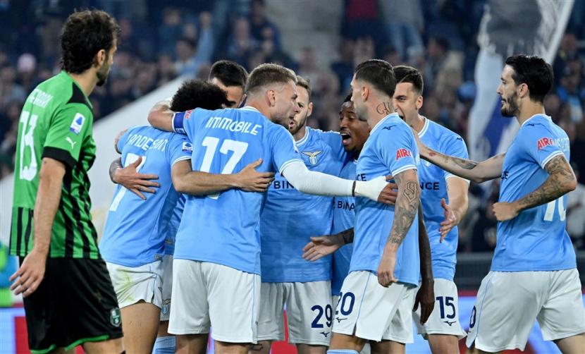 Para pemain Lazio merayakan gol Felipe Anderson ke gawang Sassuolo dalam lanjutan Serie A Liga Italia, Lazio mengalahkan Sassuolo 2-0, Kamis (4/5/2023) dini hari WIB.