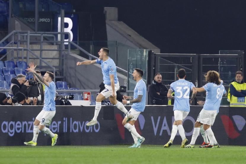 Para pemain Lazio merayakan gol penalti yang dicetak Mattia Zaccagni ke gawang AS Roma pada perempat final Coppa Italia di Stadion Olimpico, Roma, Kamis (11/1/2024) dini hari WIB. Lazio mengalahkan Roma 1-0.