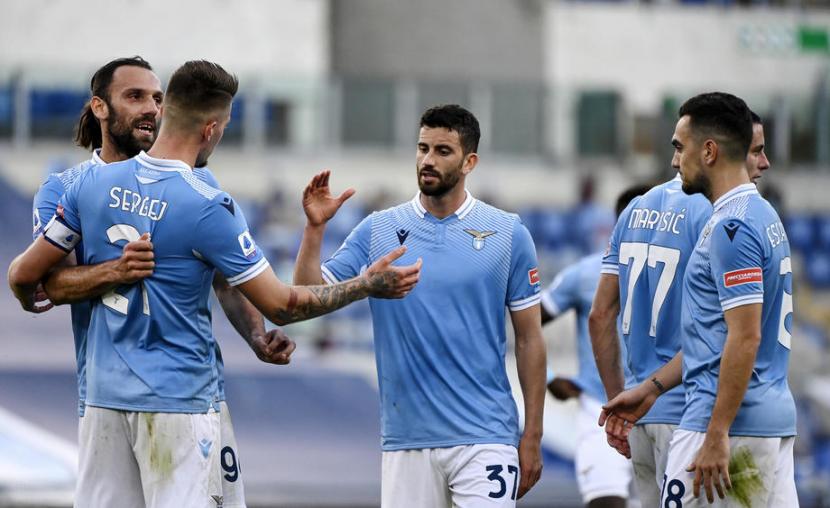 Para pemain Lazio merayakan kemenangan atas Sampdoria pada laga lanjutan Serie A di Stadion Olimpico, Sabtu (20/2). Lazio menang 1-0.