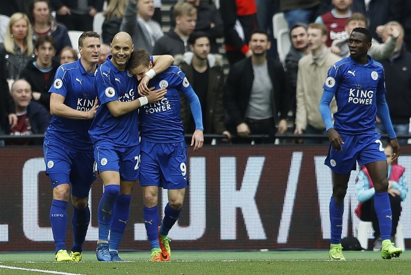 Para pemain Leicester City merayakan gol Jamie Vardy (ketiga kiri) ke gawang West Ham pada laga Liga Primer di stadion London, Sabtu (18/3). Leicester menang 3-2.