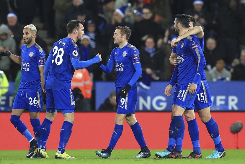 Para pemain Leicester City merayakan gol ke gawang Manchester United.