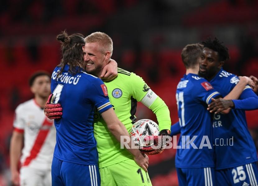 Para pemain Leicester merayakan di akhir pertandingan sepak bola semifinal Piala FA Inggris antara Leicester City dan Southampton di Stadion Wembley di London, Senin (19/4) dini hari WIB.