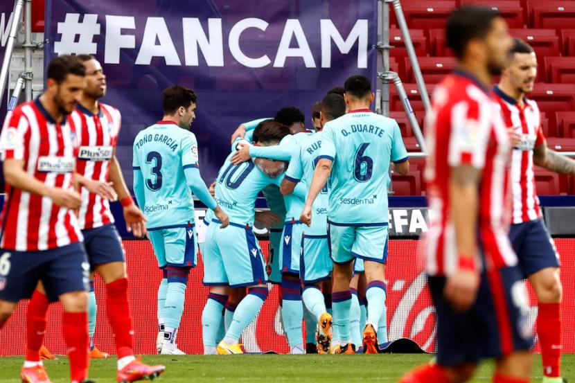 Para pemain Levante merayakan gol Jose Luis Morales pada laga La Liga melawan Atletico Madrid, di Estadio Wanda Metropolitano, Madrid, Sabtu (20/2). Levante menang 2-0. 