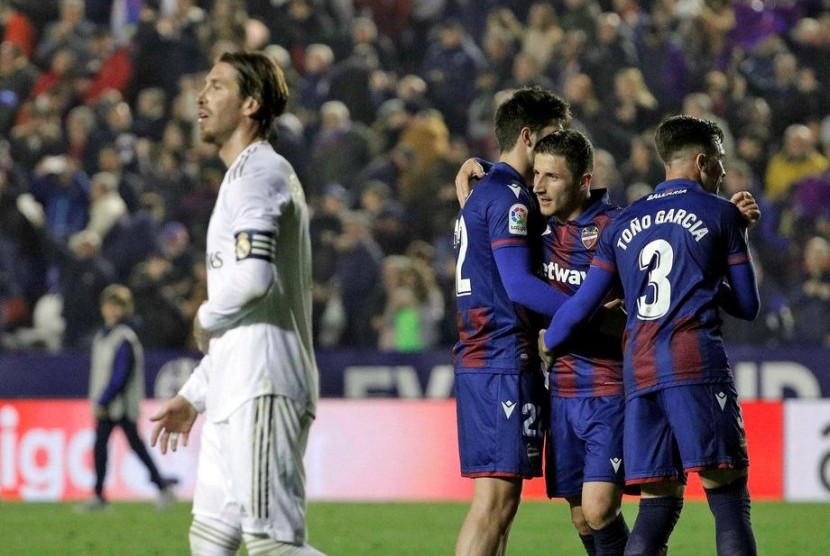 Para pemain Levante merayakan kemenangan atas Real Madrid pada laga pekan ke-25 La Liga di Ciudad de Valencia, Ahad (23/2) dini hari WIB. Madrid kalah 0-1.