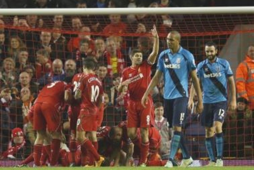 Para pemain Liverpool mengerubuti Glen Johnson yang terkapar cedera usai mencetak gol kemenangan the Reds atas Stoke City, Sabtu (29/11).