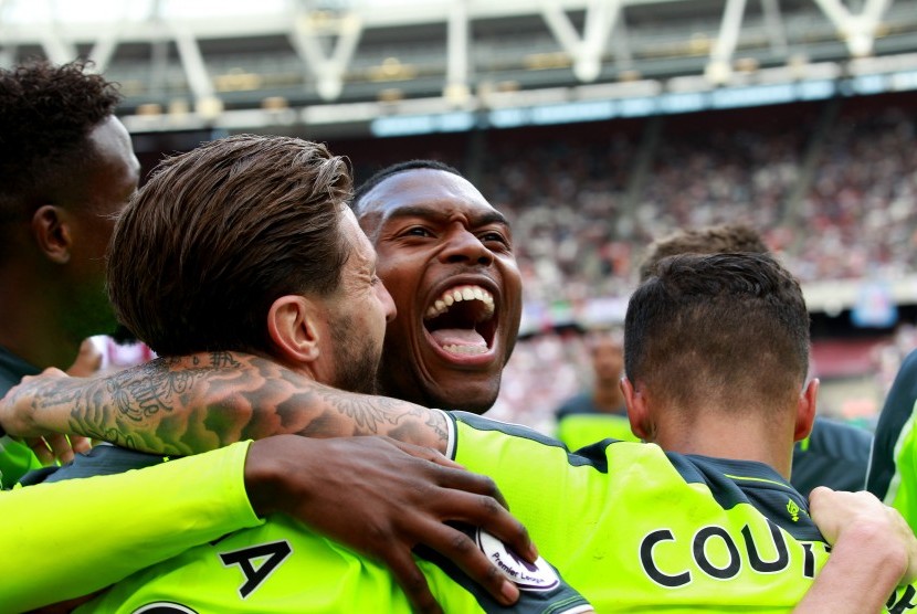 Para pemain Liverpool merayakan gol Daniel Sturridge (tengah) ke gawang West Ham United pada laga Liga Primer di Stadion Olimpiade, London, Ahad (14/5). Liverpool menang 4-0.