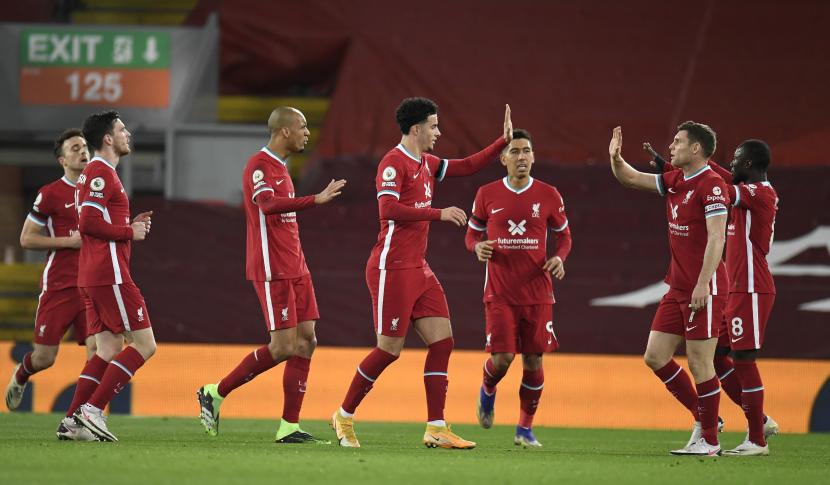 Para pemain Liverpool merayakan gol ke gawang Leicester City dalam lanjutan Liga Primer Inggris, Senin (23/11) dini hari WIB.