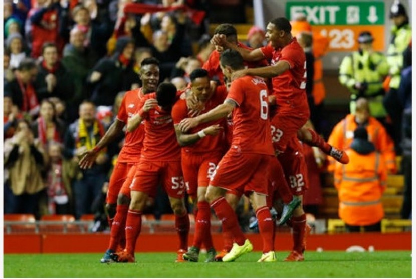 Para pemain Liverpool merayakan gol Nathaniel Clyne