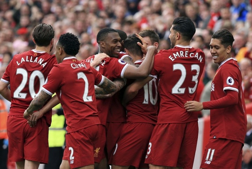 Para pemain Liverpool merayakan gol Philippe Coutinho (tengah) ke gawang Middlesbrough.