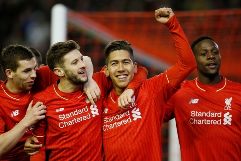 Para pemain Liverpool merayakan gol Roberto Firmino (kedua kanan)