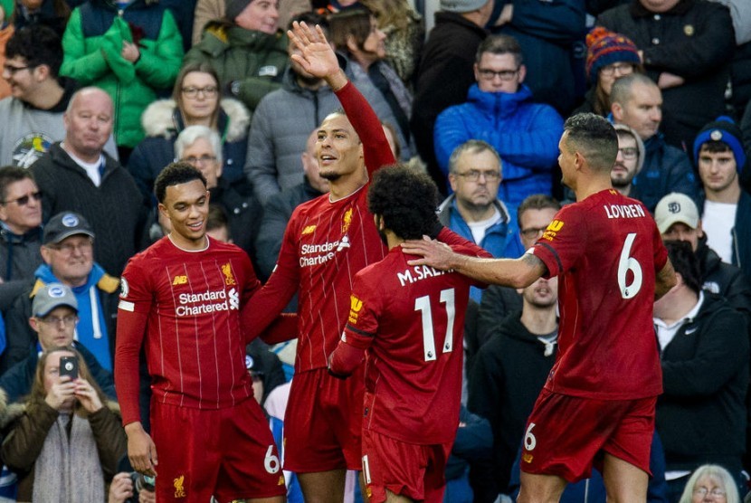 Para pemain Liverpool merayakan gol Virgil van Dijk.