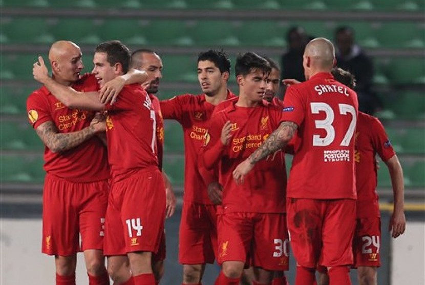 Para pemain Liverpool merayakan gol yang dicetak Jordan Henderson pada laga penentuan Liga Europa melawan Udinese, Jumat (7/12) dini hari. Kemenangan 1-0 membuat The Reds lolos ke babak 32 besar.