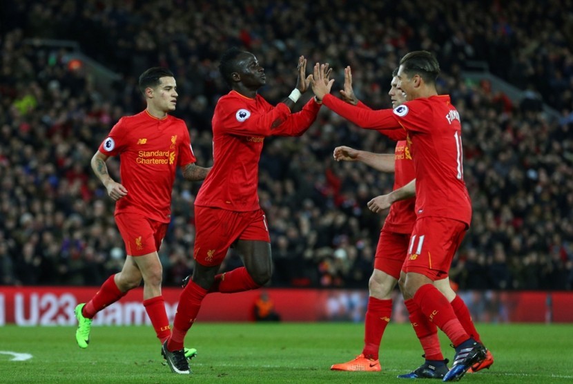 Para pemain Liverpool merayakan gol yang dicetak Sadio Mane (kedua kiri) ke gawang Arsenal, Ahad (5/3) dini hari WIB.