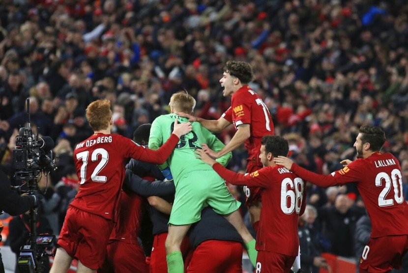 Para pemain Liverpool merayakan keberhasilan lolos ke perempat final Piala Liga Inggris setelah mengalahkan Arsenal 5-4 lewat adu penalti.