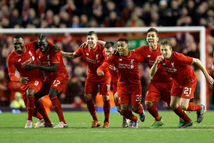 Para pemain Liverpool merayakan keberhasilan mengalahkan Stoke City lewat adu penalti di semifinal Piala Liga, rabu (27/1) dini hari WIB.