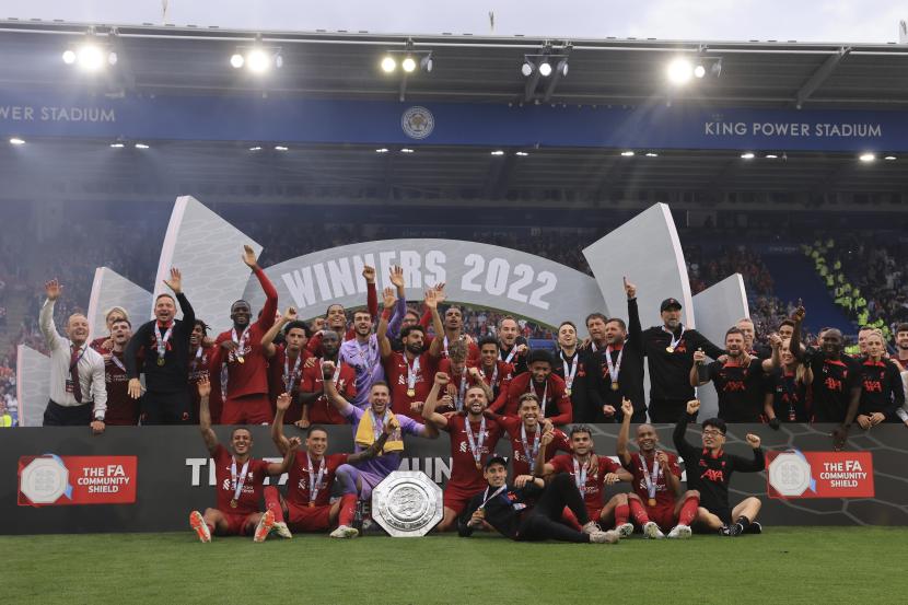  Para pemain Liverpool merayakan kemenangan dalam pertandingan sepak bola FA Community Shield melawan Manchester City di King Power Stadium di Leicester, Inggris, Sabtu, 30 Juli 2022. 