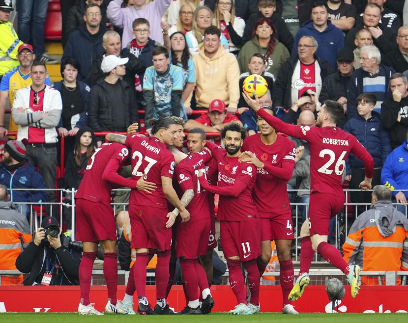  Para pemain Liverpool merayakan setelah pemain Liverpool Darwin Nunez mencetak gol kedua timnya selama pertandingan sepak bola Liga Premier Inggris antara Liverpool dan Southampton di stadion Anfield di Liverpool, Inggris, Sabtu, 12 November 2022. 