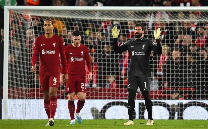 Para pemain Liverpool tampak frustrasi setelah dijebol lima kali oleh Real Madrid dalam pertandingan leg pertama 16 besar Liga Champions.