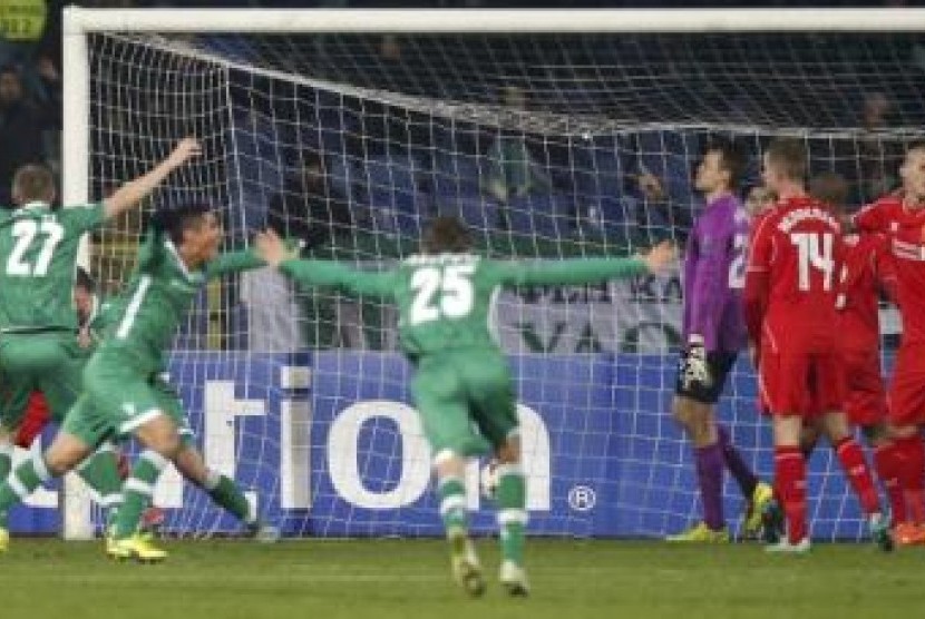 Para pemain Ludogorets Razgard (hijau) merayakan gol Georgi Ilkov Terziev yang ke gawang Liverpool yang membuat skor imbang 2-2, Kamis (27/11) dini hari WIB.