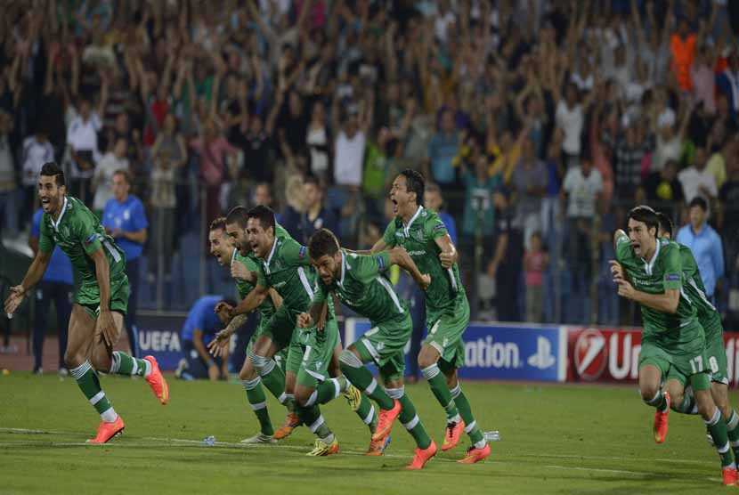 Para pemain Ludogorets Razgrad langsung merayakan keberhasilan mereka usai mengalahkan Steaua Bucharest lewat adu penalti di leg kedua babak playoff Liga Champions di Sofia, Bulgaria, Rabu (27/8). 