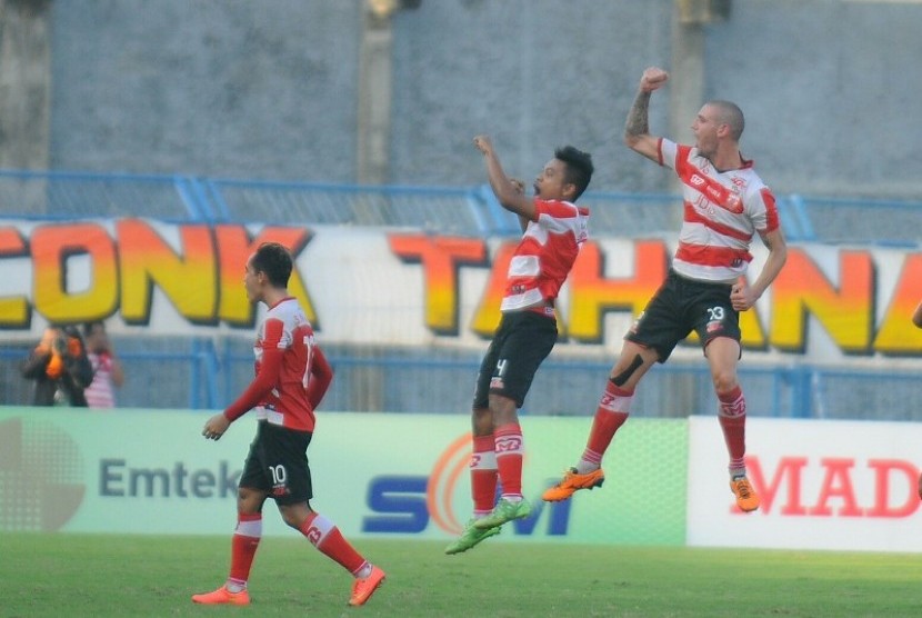 Para pemain Madura United merayakan gol ke gawang Persipura Jayapura.