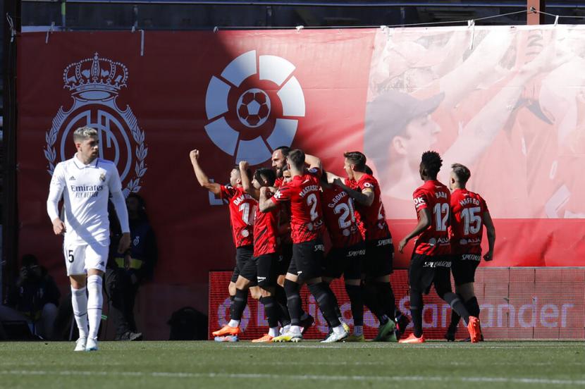 Para pemain Mallorca merayakan gol ke gawang Real Madrid dalam lanjutan La Liga Spanyol, Ahad (5/2/2023).