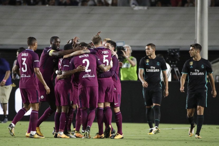 Para pemain Manchester City berkumpul merayakan gol John Stones pada laga International Champions Cup lawan Real Madrid di Stadion Los Angeles Memorial Coliseum, Kamis (27/7). City menang 4-1 pada laga ini.