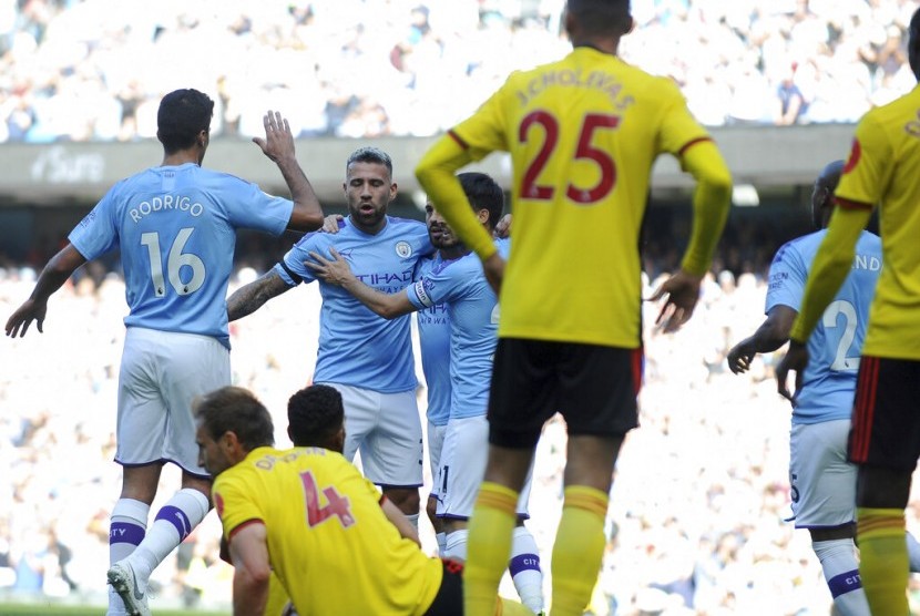 Para pemain Manchester City (biru) merayakan gol disaksikan para pemain Watford.