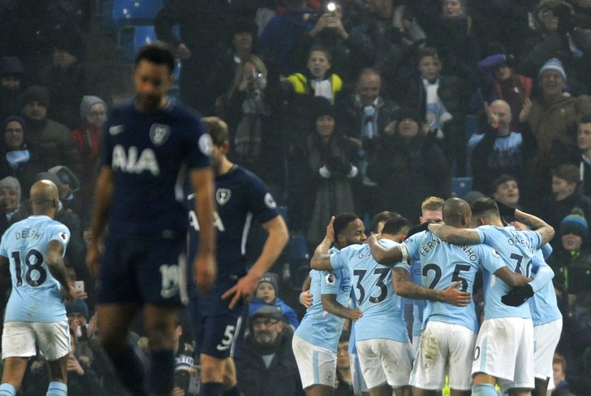 Para pemain Manchester City (kanan) merayakan gol keempat ke gawang Tottenham Hotspur pada laga Liga Primer Inggris di Stadion Etihad, Sabtu (16/12). City menang 4-1 pada laga ini.