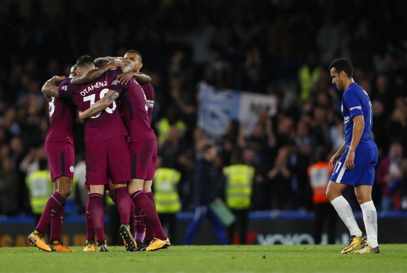 Para pemain Manchester City (kiri) merayakan gol Kevin de Bruyne ke gawang Chelsea pada laga Liga Primer Inggris di Stamford Bridge, Ahad (1/10) dini hari WIB. City menang 1-0 pada laga ini.