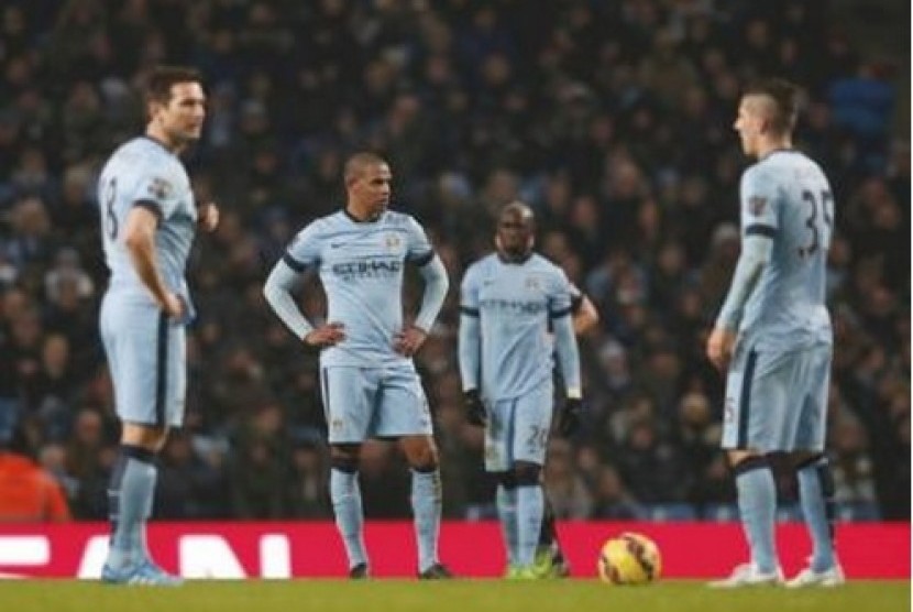 Para pemain Manchester City lesu setelah Burnley berhasil menyamakan kedudukan dalam lanjutan Liga Primer Inggris, Ahad (28/12).