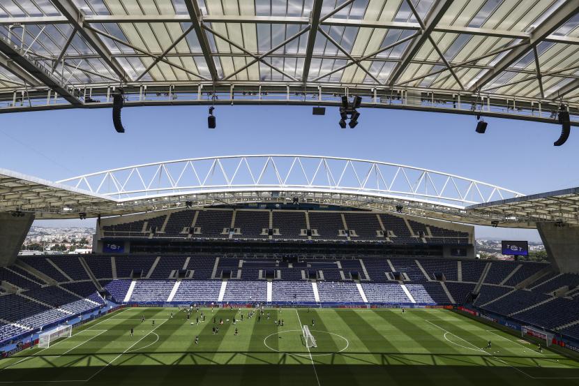 Para pemain Manchester City menghadiri sesi latihan di stadion Dragao di Porto, Portugal, Jumat, 28 Mei 2021. Klub Inggris Manchester City dan Chelsea akan memainkan pertandingan final Liga Champions di Porto pada hari Sabtu.