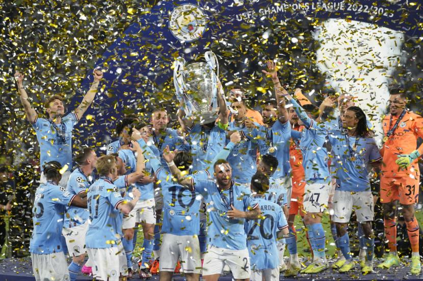 Para pemain Manchester City merayakan dengan membawa trofi usai memenangkan pertandingan sepak bola final Liga Champions antara Manchester City dan Inter Milan di Stadion Olimpiade Ataturk di Istanbul, Turki, Minggu, 11 Juni 2023. Manchester City menang 1-0.