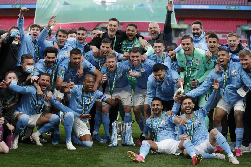  Para pemain Manchester City merayakan keberhasilan menjuarai Piala Liga Inggris dengan mengalahka Tottenham Hotspur di final.