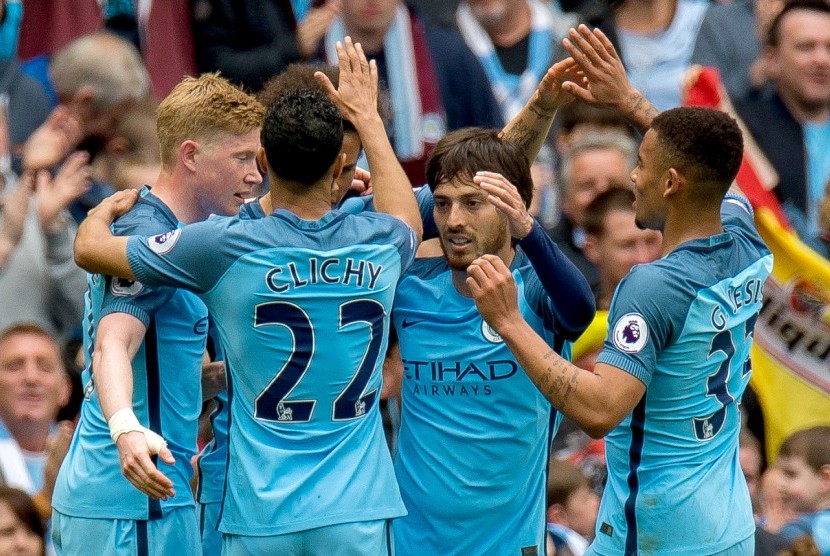 Para pemain Manchester City merayakan gol David Silva (tengah) pada laga Liga Primer lawan Leicester City di Stadion Etihad, Sabtu (13/5). City unggul 2-1 pada babak pertama.