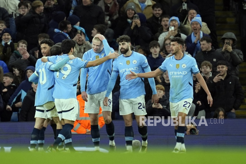 Para pemain Manchester City merayakan gol Erling Haaland (tengah) ke gawang Chelsea dalam lanjutan Liga Primer Inggris di Stadion Etihad, Ahad (26/1/2025) dini hari WIB.