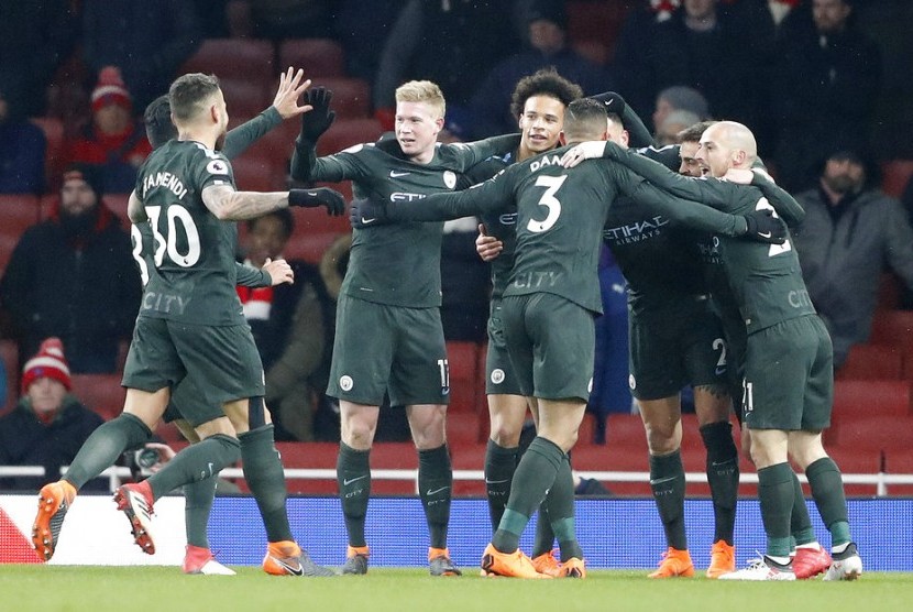 Para pemain Manchester City merayakan gol ke gawang Arsenal dalam lanjutan Liga Primer Inggris, Jumat (2/3) dini hari WIB.