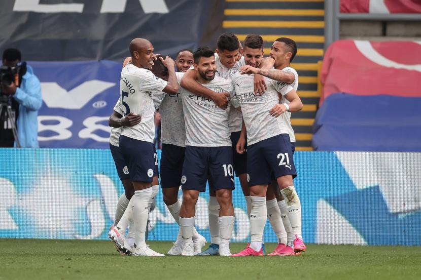 Para pemain Manchester City merayakan gol ke gawang Crystal Palace dalam lanjutan Liga Primer Inggris, Sabtu (1/5). Dalam laga itu, Man City unggul 2-0.