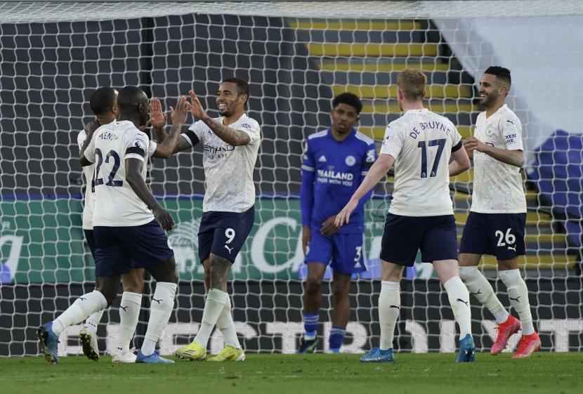 Para pemain Manchester City merayakan gol ke gawang Leicester City dalam pertandingan lanjutan Liga Primer Inggris, Ahad (4/4) dini hari WIB.