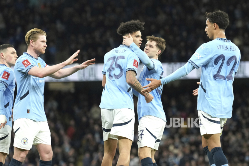 Para pemain Manchester City merayakan gol pembuka timnya setelah Nico O