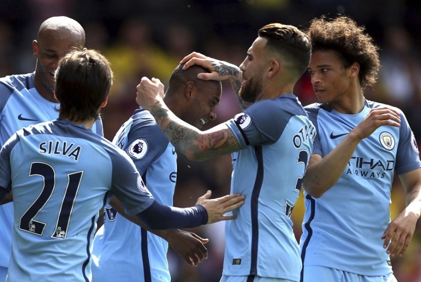 Para pemain Manchester City merayakan gol yang dicetak Fernandinho (tengah) ke gawang Watford. City menang 5-0 dan memastikan finis di posisi ketiga klasemen Liga Primer Inggris.