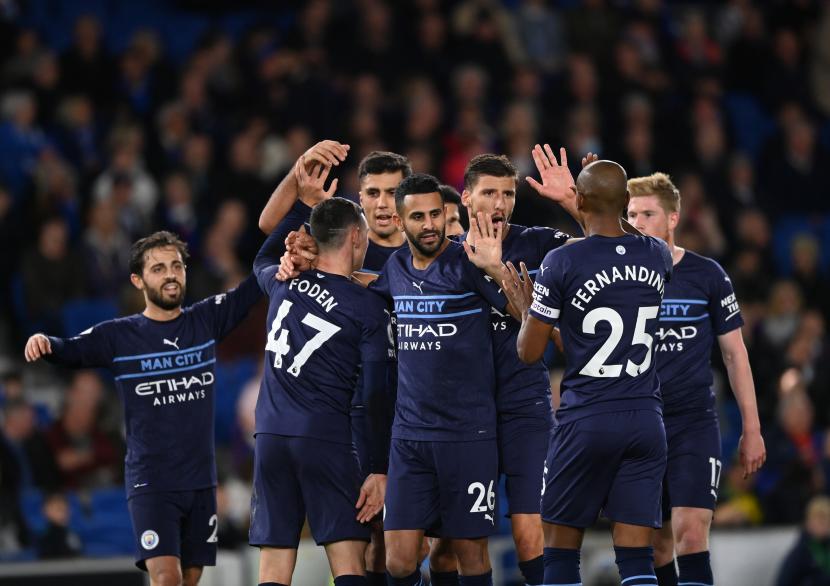 Para pemain Manchester City merayakan kemenangan atas Brighton & Hove Albion dalam lanjutan Liga Primer Inggris, Ahad (24/10) dini hari WIB.
