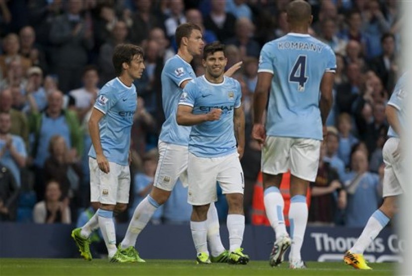 Para pemain Manchester City saat merayakan gol.